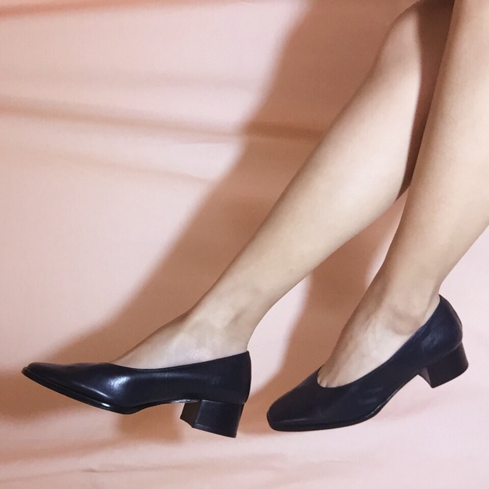 SQUARE TOE NAVY BLOCK HEEL SHOE